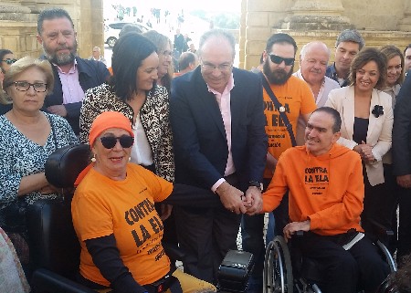 El presidente del Parlamento, Juan Pablo Durn, junto a otras autoridades, en el acto organizado por los afectados de Esclerosis Lateral Amiotrfica