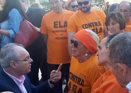 Juan Pablo Durn conversa con algunos de los afectados de Esclerosis Lateral Amiotrfica que asistieron al acto