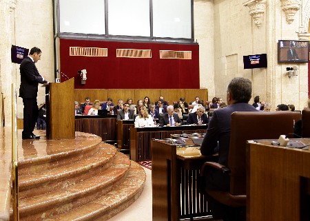 La presidenta de la Junta de Andaluca escucha la intervencin del presidente del Grupo Popular