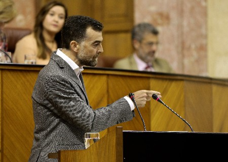 El portavoz del Grupo IULV-CA, Antonio Mallo, seala a la presidenta de la Junta de Andaluca