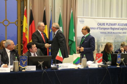 Juan Pablo Durn es felicitado tras su eleccin como presidente de la Conferencia de Asambleas Legislativas de las Regiones de Europa (CALRE)