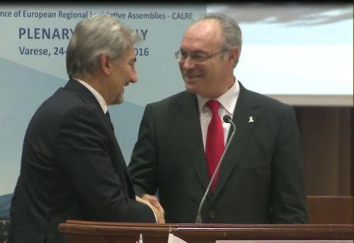 Juan Pablo Durn recibe la felicitacin de Rafael Cattaneo, anterior presidente de la CALRE