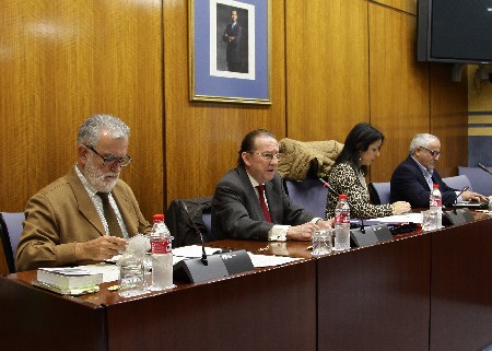 El consejero de Justicia e Interior, Emilio de Llera, con los miembros de la Mesa de la Comisin