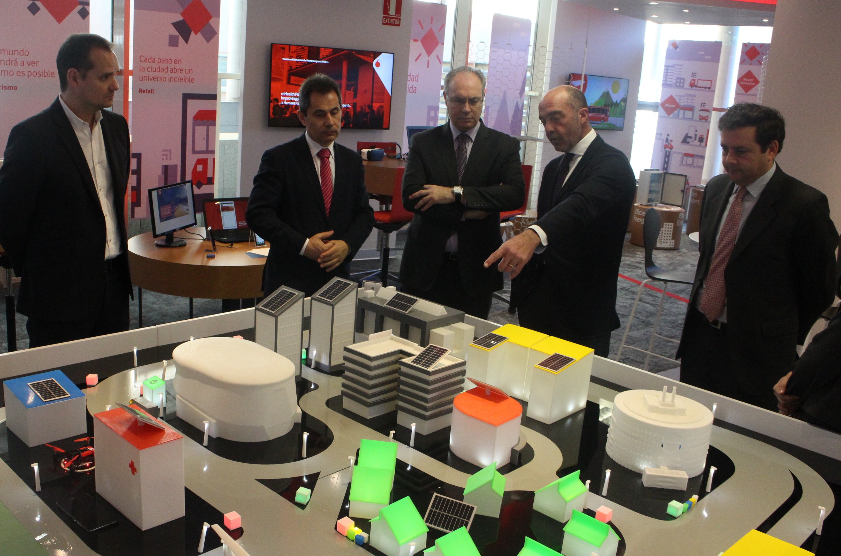 El presidente del Parlamento, Juan Pablo Durn, atiende a las explicaciones recibidas en su visita al Vodafone Smart Center del Parque Tecnolgico de la Cartuja