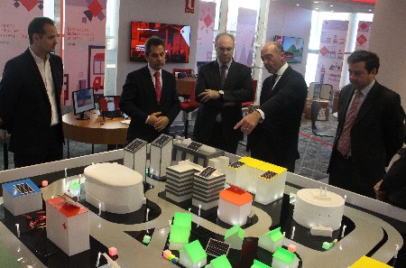 El presidente del Parlamento, Juan Pablo Durn, atiende a las explicaciones recibidas en su visita al Vodafone Smart Center del Parque Tecnolgico de la Cartuja