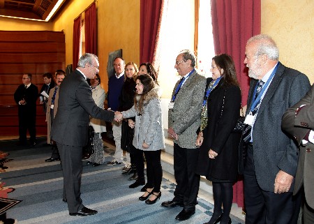 El presidente del Parlamento, Juan Pablo Durn, saluda a los participantes en el Encuentro Internacional de Juristas que se celebra estos das en Sevilla