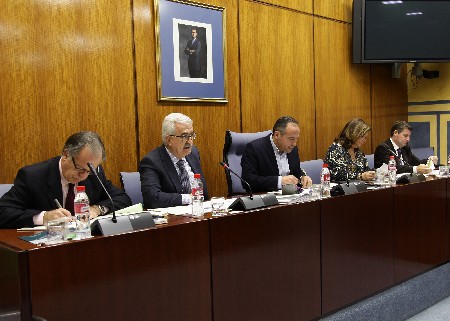 La Mesa de la Comisin de Presidencia, durante la comparecencia del consejero