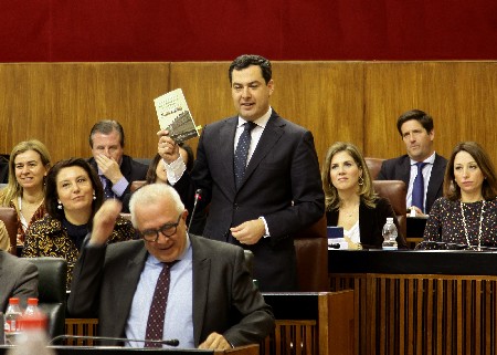 El presidente del Grupo Popular, Juan Manuel Moreno, muestra un ejemplar del Estatuto de Autonoma para Andaluca