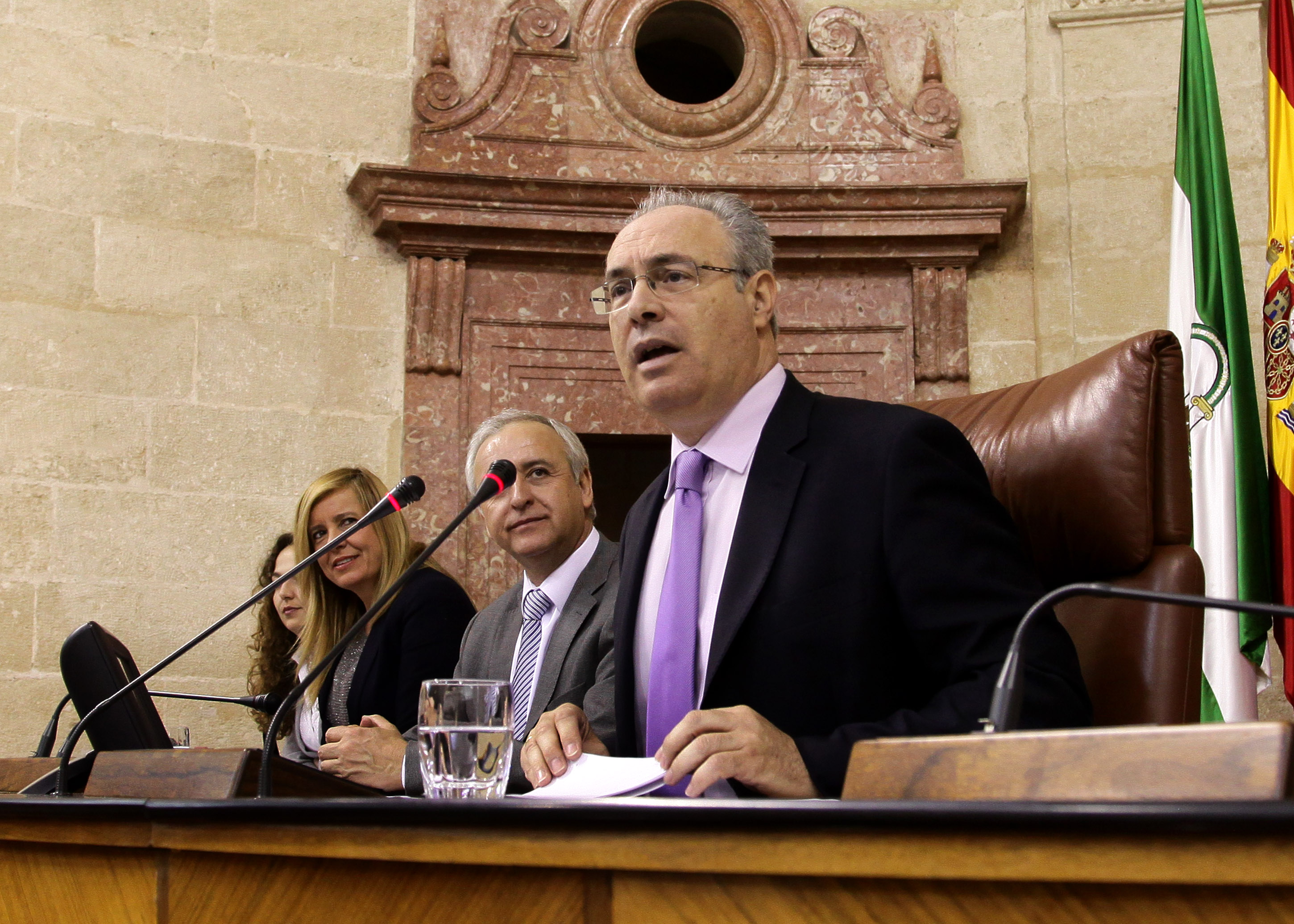 El presidente del Parlamento, Juan Pablo Durn, se dirige a los nios que participan en el Pleno infantil