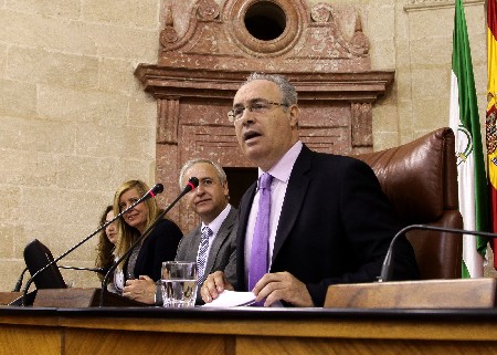 El presidente del Parlamento, Juan Pablo Durn, se dirige a los nios que participan en el Pleno infantil