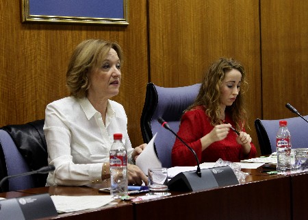 La consejera de Agricultura, Carmen Ortiz, junto a la presidenta de la comisin, Mercedes Barranco, al inicio de la sesin