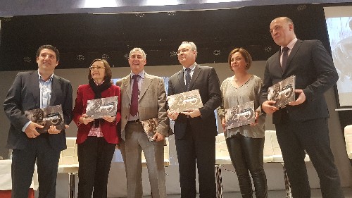 El presidente del Parlamento de Andaluca, Juan Pablo Durn, junto a otras personalidades en la presentacin del libro "El alma de la Academia de Crdoba" de Francisco Snchez Montero
