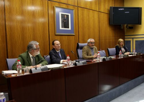 Mesa de la Comisin de Justicia durante la intervencin de Emilio de Llera