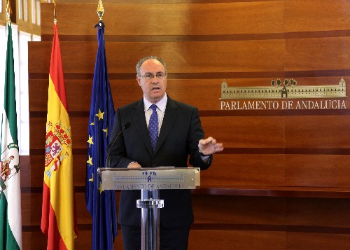 El presidente del Parlamento, Juan Pablo Durn, se dirige a los medios de comunicacin en la rueda de prensa celebrada en el Saln de Protocolo