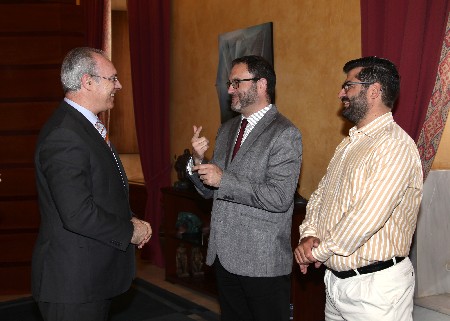 Juan Pablo Durn saluda a Alfredo Gmez, de la Fundacin Andaluza Accesibilidad y Personas Sordas (FAAS)