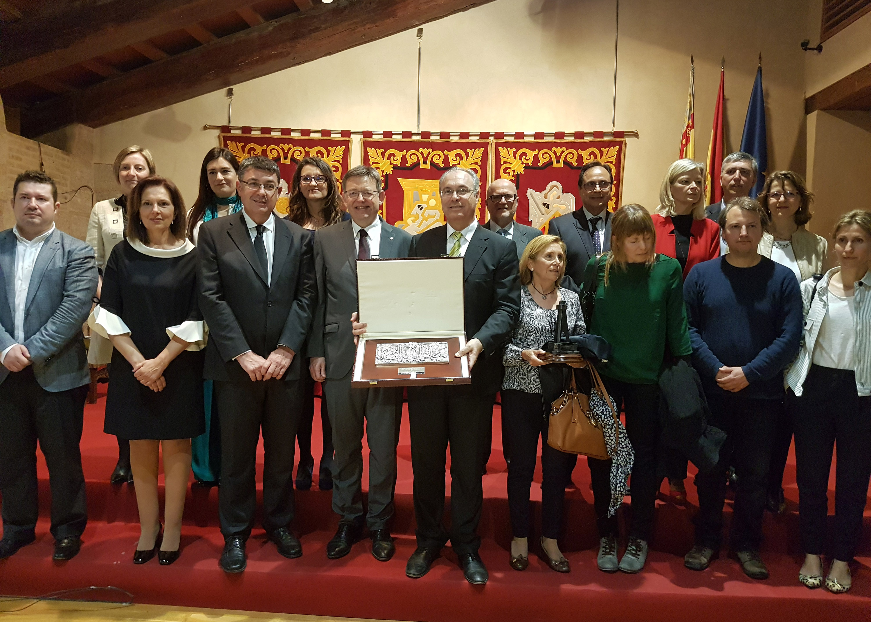 El presidente del Parlamento de Andaluca y de CALRE, Juan Pablo Durn, tras recibir el premio 'Francesc de Vinatea' en el Da de las Cortes Valencianas
