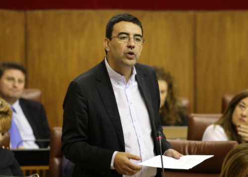 Mario Jimnez, portavoz del Grupo Socialista,  formula su pregunta a la presidenta de la Junta de Andaluca