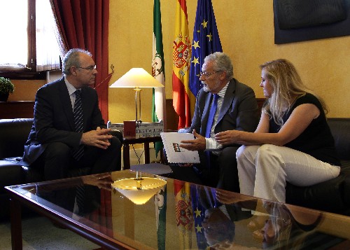 El presidente del Parlamento conversa con el Defensor del Pueblo Andaluz, Jess Maeztu, y su adjunta Juana Prez, quienes entregaron el Informe Anual del Defensor del Menor