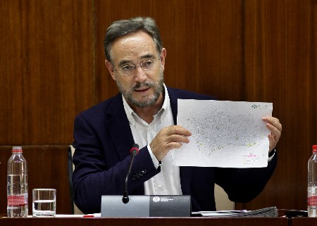 El consejero de Fomento y Vivienda, Felipe Lpez, muestra a la comisin un documento durante su intervencin