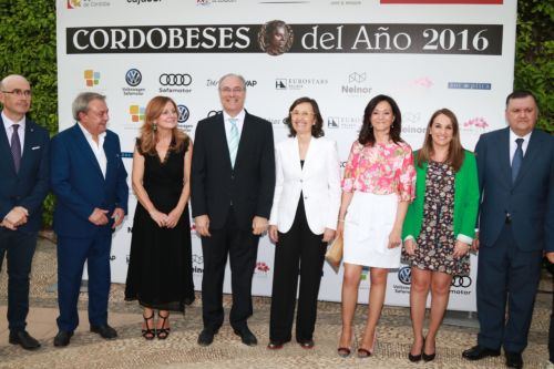 Juan Pablo Durn, junto a las consejeras de Salud y de Justicia e Interior, en la foto de familia del acto de la 32 edicin de los galardones de los "Cordobeses del Ao" del Diario Crdoba