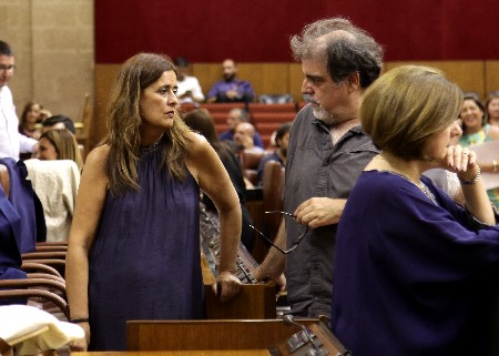 La nueva consejera de Educacin, Sonia Gaya, conversa con el presidente del Grupo Podemos, Jess Romero