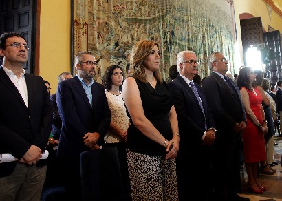 La presidenta de la Junta de Andaluca, miembros de su Gobierno y diputados del Grupo Socialista, durante la interpretacin del himno 
