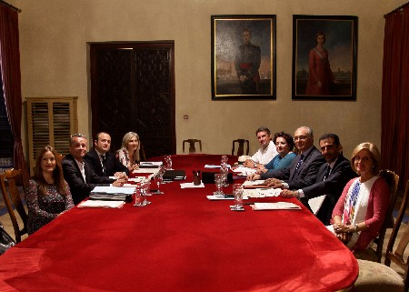La Mesa del Parlamento, reunida en el Real Alczar de Sevilla antes del Pleno Institucional