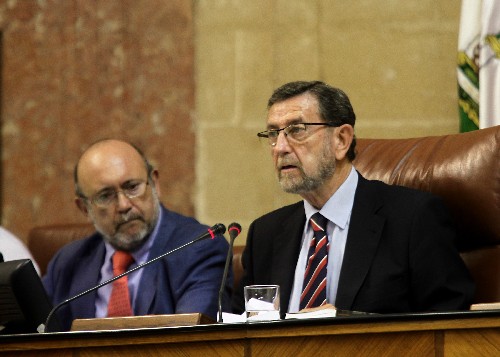 El presidente del Parlamento, Manuel Gracia, da lectura a la Declaración