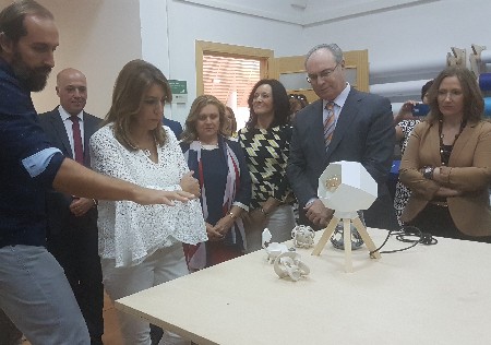 El presidente del Parlamento y la presidenta de la Junta de Andaluca, durante la visita realizada a la Escuela de la Madera de Encinas Reales (Crdoba)