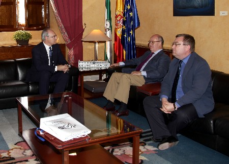 Juan Pablo Durn, presidente del Parlamento, conversa en el Saln de Protocolo con miembros de la Asociacin Territorial de Ingenieros Industriales de Andaluca Occidental
