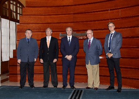 Juan Pablo Durn y los representantes de la Asociacin Territorial de Ingenieros Industriales de Andaluca Occidental