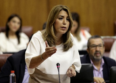 La presidenta de la Junta de Andaluca, Susana Daz, responde a una de las preguntas planteadas en la sesin de control