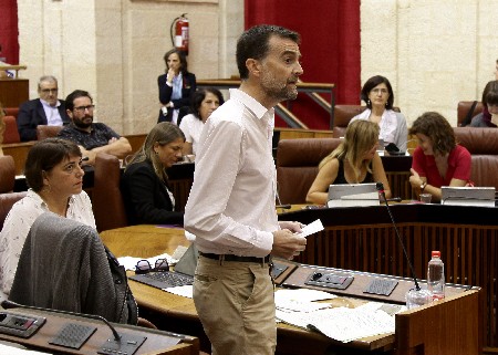 Antonio Mallo, portavoz del Grupo parlamentario IULV-CA, abre el turno de preguntas a la presidenta