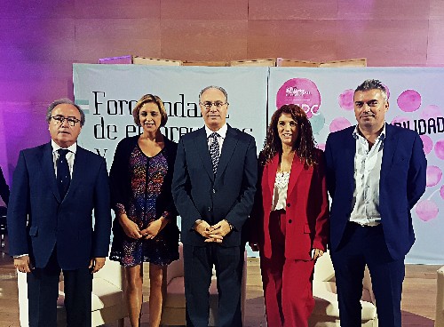 El presidente del Parlamento y otras autoridades en el acto de clausura del Foro andaluz de empresarias y profesionales de Crdoba