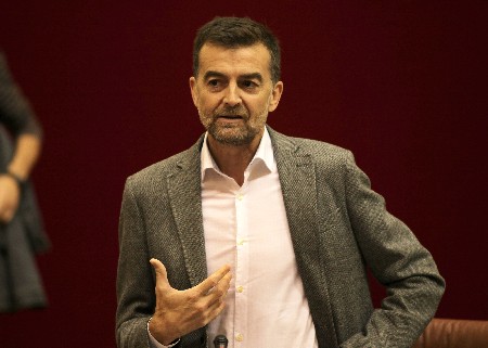 Antonio Mallo, portavoz del Grupo IULV-CA, formula una pregunta a la presidenta de la Junta de Andaluca