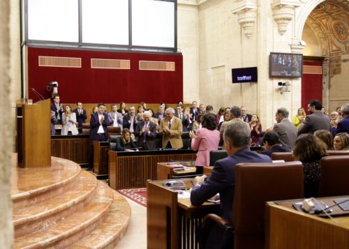 El Grupo Parlamentario Socialista aplaude a la presidenta de la Junta al finalizar su exposicin