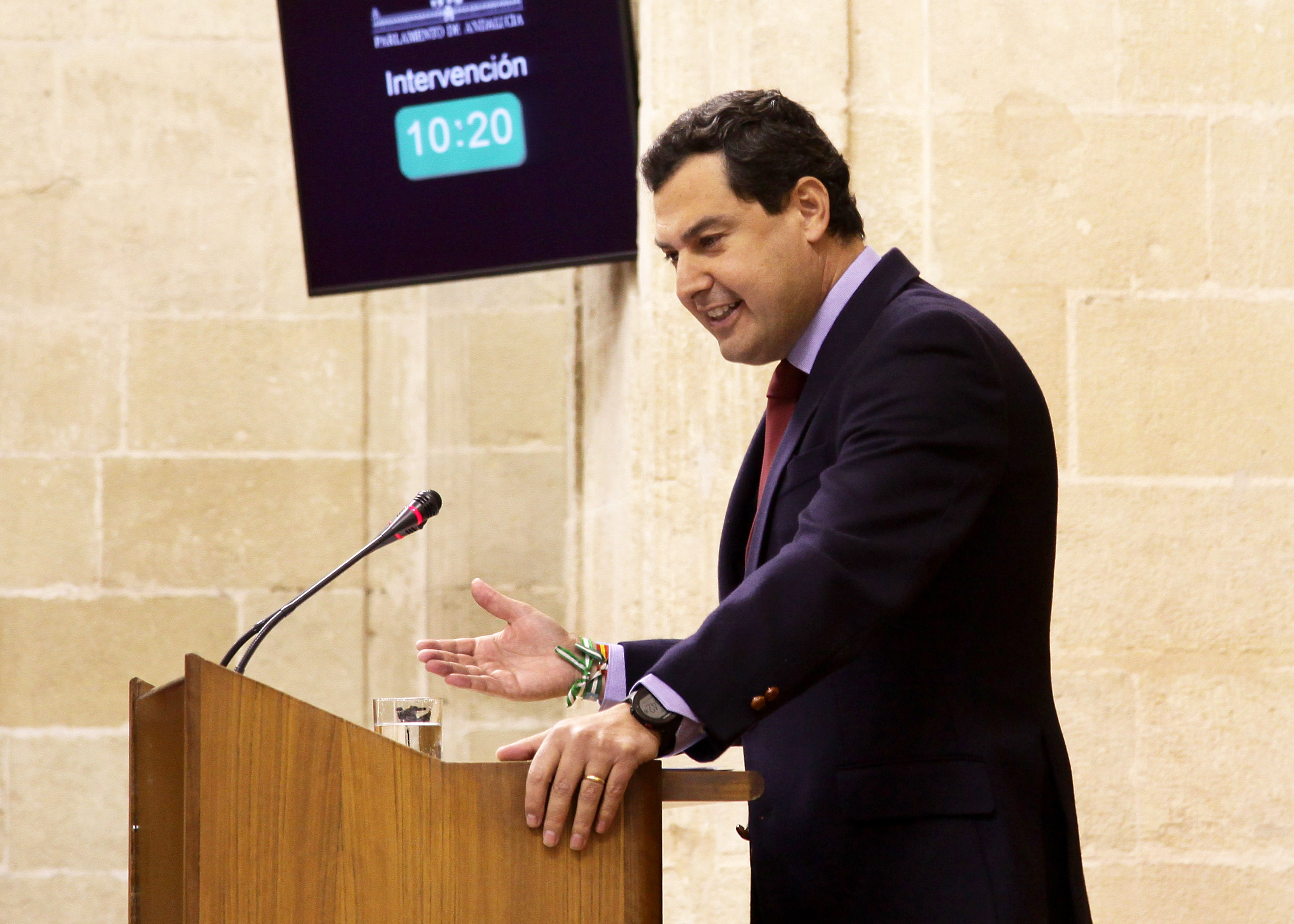 Juan Manuel Moreno, presidente del Grupo Popular, interviene en el debate desde la tribuna de oradores