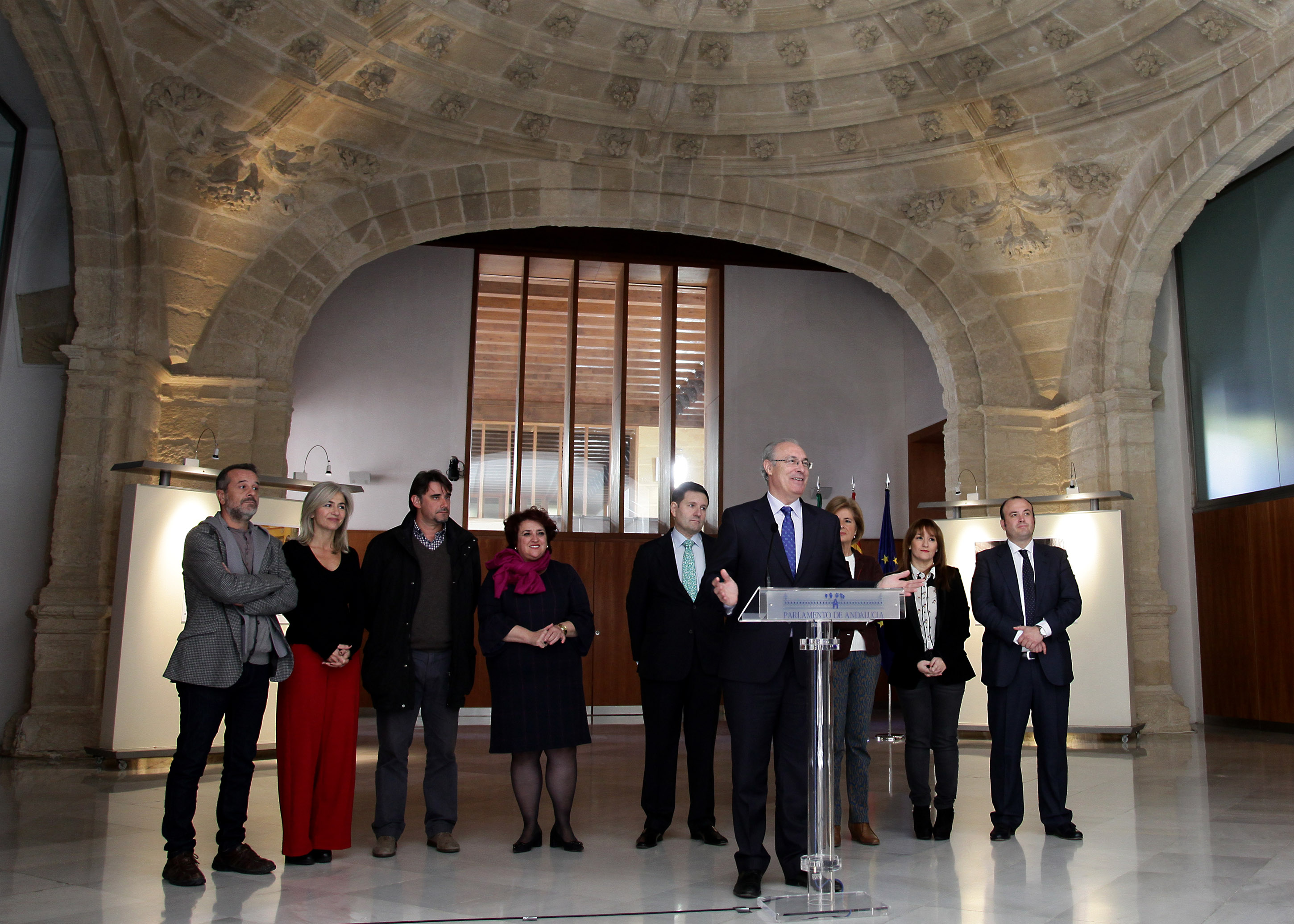 El presidente del Parlamento, junto a los miembros de la Mesa y el delegado de EFE en Andaluca