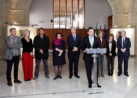 El delegado de la Agencia EFE en Andaluca, Juan Manuel de Lara, interviene en el acto de inauguracin de la exposicin con motivo del 35 aniversario del Parlamento