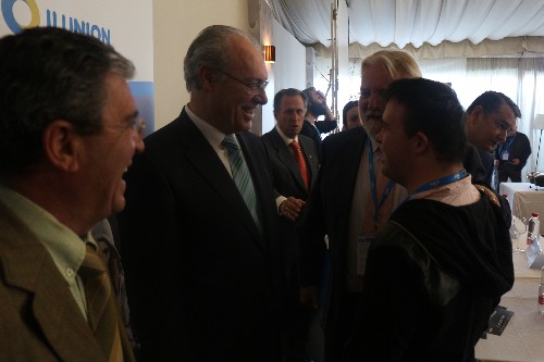 El presidente del Parlamento de Andaluca, Juan Pablo Durn, conversa con asistentes al Encuentro nacional de Familias de Personas con Sndrome Down.

