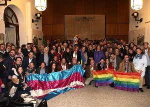 La presidenta de la Junta de Andaluca y diputados de los cinco grupos parlamentarios, con miembros del colectivo LGTBI tras la aprobacin de la ley