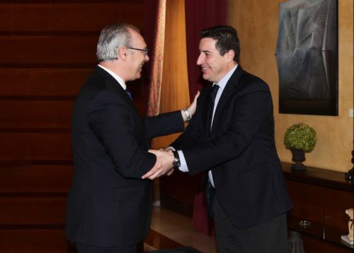 El presidente del Parlamento de Andaluca, Juan Pablo Durn, recibe en audiencia al nuevo presidente de la Federacin de Empresarios de Hostelera de Andaluca, Francisco de la Torre Luna. 