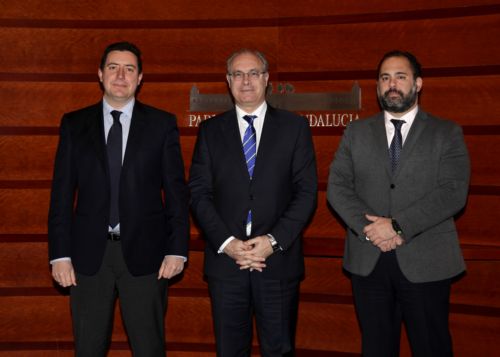 El presidente del Parlamento, Juan Pablo Durn, junto a los representantes de la Federacin de Empresarios de Hostelera de Andaluca
