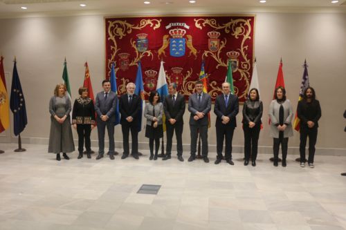 El presidente del Parlamento de Andaluca, Juan Pablo Durn, junto a los presidentes y presidentas de parlamentos autonmicos en la sesin de la COPREPA que se celebra en el Parlamento de Canarias