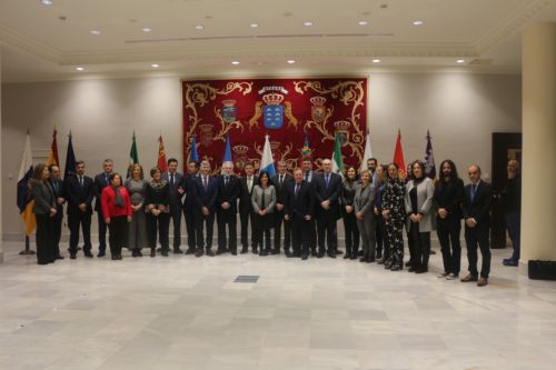 Presidentes de Parlamentos autonmicos junto a los secretarios generales en la foto de familia realizada en la sesin de la COPREPA celebrada en el Parlamento de Canarias