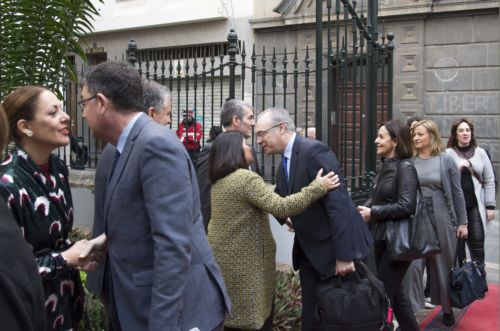 Juan Pablo Durn es recibido a su llegada por Carolina Darias, presidenta del Parlamento de Canarias