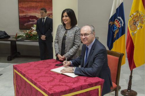 Juan Pablo Durn firma en el Libro de Honor del Parlamento de Canarias