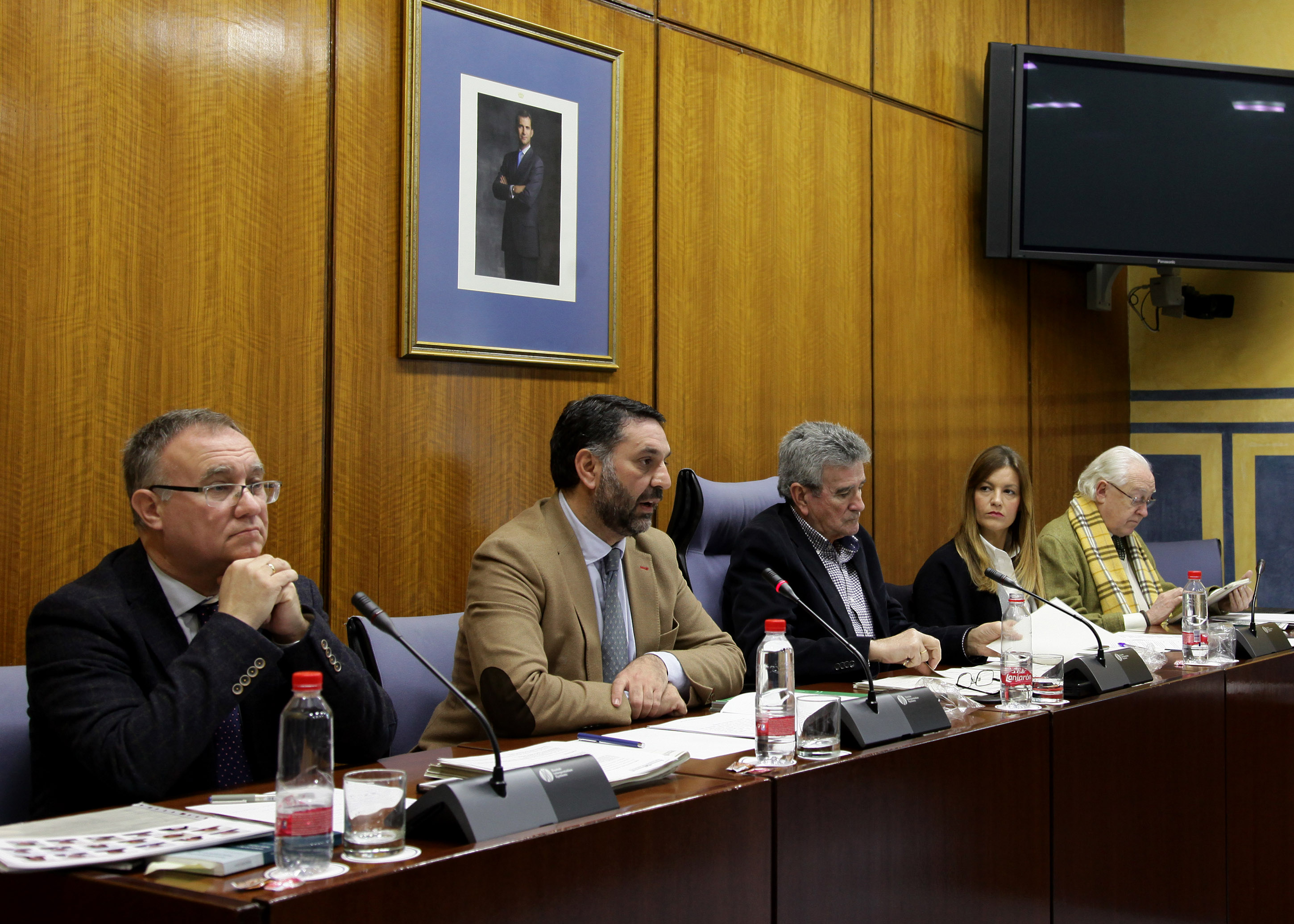 La Mesa de la Comisin de Turismo, durante la intervencin del consejero, Javier Fernndez