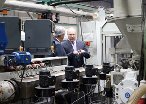 El presidente del Parlamento, Juan Pablo Durn, durante su visita a la empresa de fabricacin de sistemas de tubos Tupersa, en Cabra