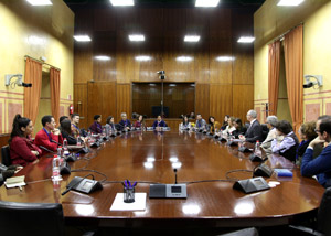 Durn mantuvo el encuentro con los universitarios en la Sala 1 de comisiones